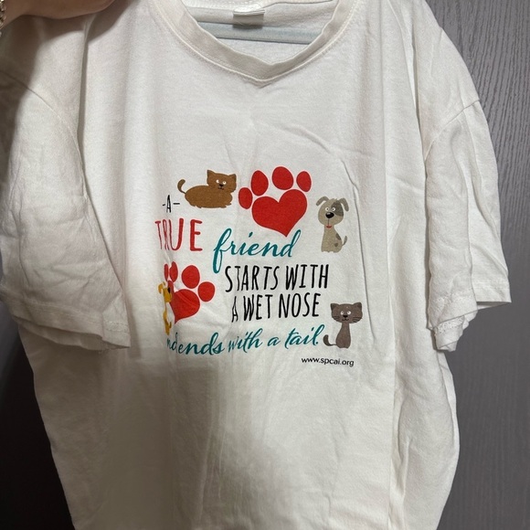 Tops - Pet lovers graphic t-shirt in size large.